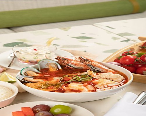 โต๊ะอาหารพร้อมกับข้าว