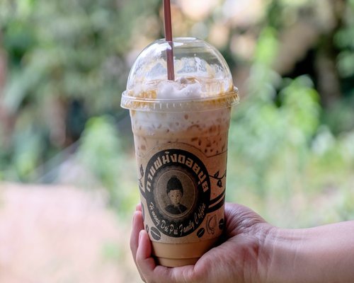 แก้วกาแฟและสมุดจดบันทึก